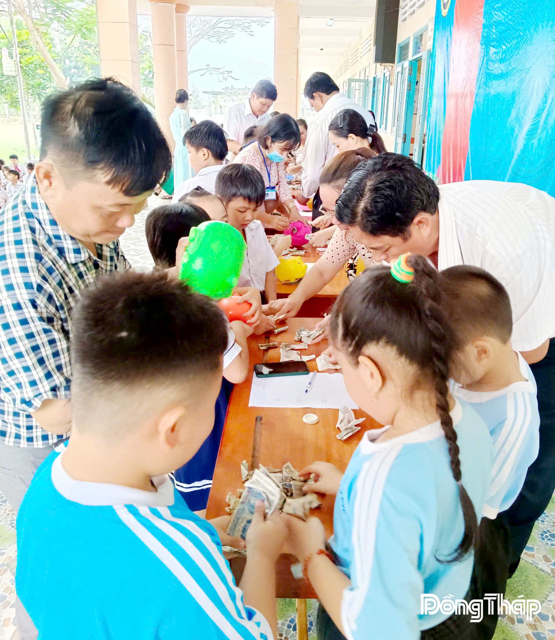 Giáo viên, học sinh Trường Tiểu học Thanh Mỹ khui “Heo đất khuyến học” gây quỹ hỗ trợ quà, dụng cụ học tập cho học sinh.