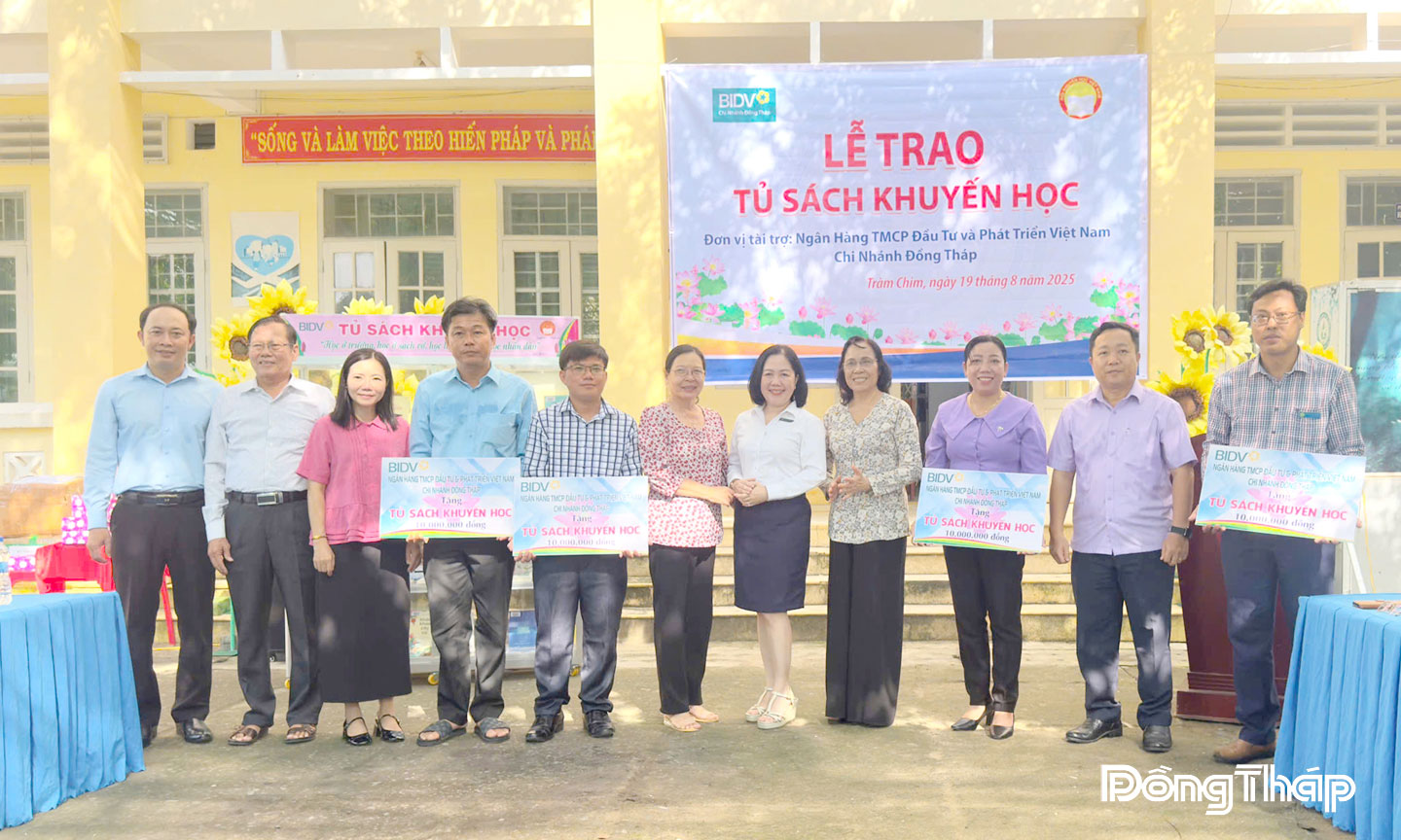 Việc trao tặng Tủ sách khuyến học góp phần phục vụ nhu cầu đọc, học tập, nâng cao kiến thức của người dân.