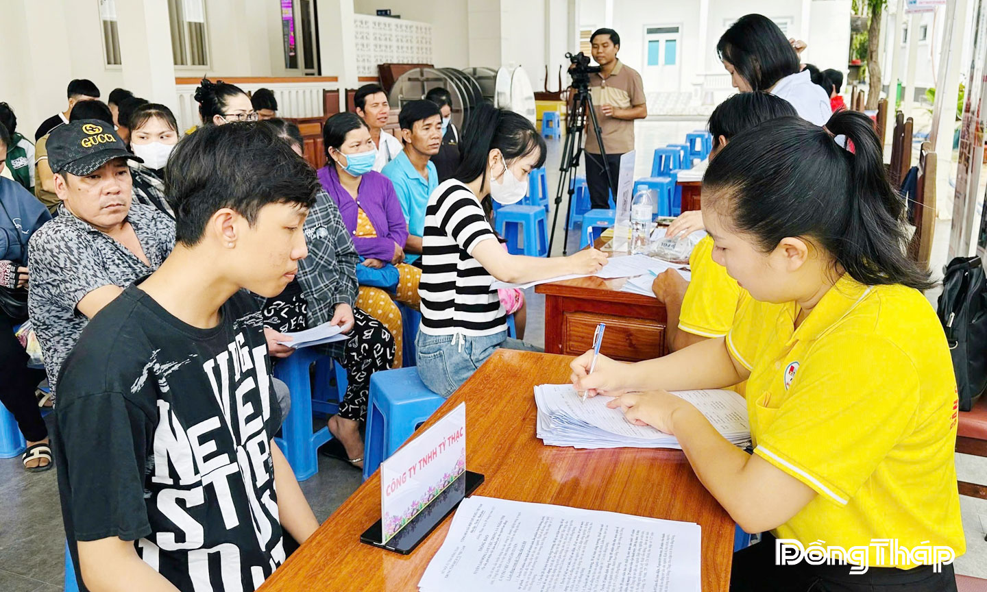 Trung tâm Dịch vụ việc làm tỉnh Đồng Tháp tổ chức nhiều phiên giao dịch việc làm lưu động tại các xã, phường trên địa bàn tỉnh giúp kết nối nhanh hơn giữa doanh nghiệp và người lao động, góp phần giải quyết việc làm tại địa phương.