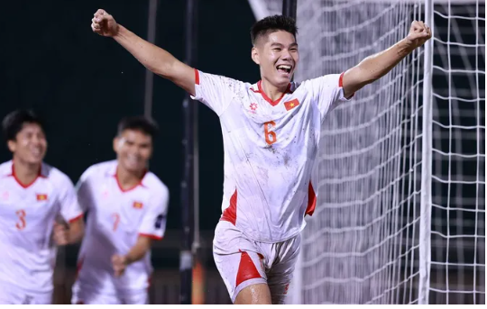 Trung vệ Nguyễn Hiểu Minh ăn mừng sau khi gián tiếp mang về bàn thắng cho đội tuyển Việt Nam. ẢNH: DŨNG PHƯƠNG