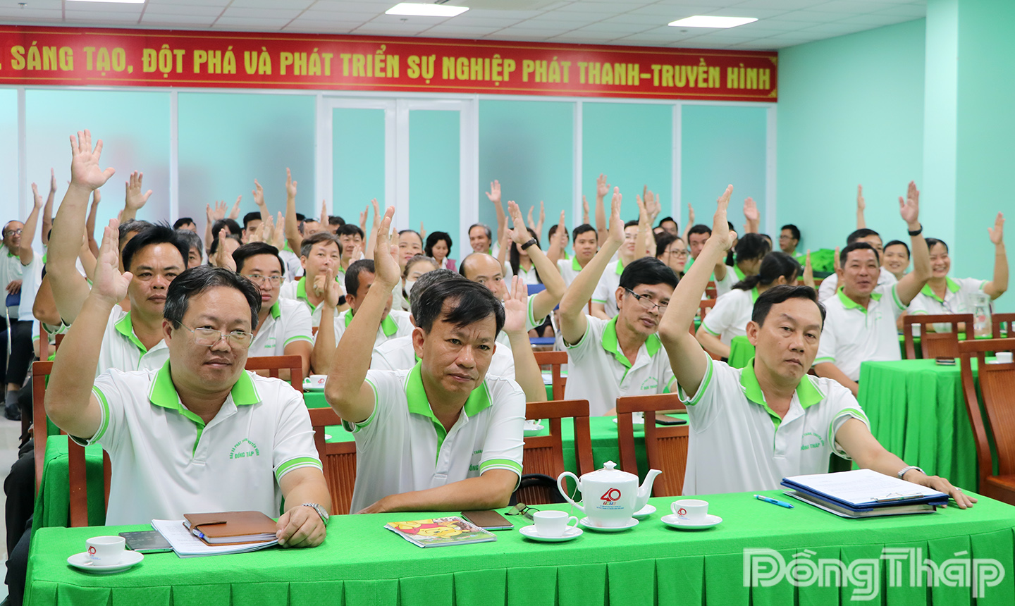 Đảng viên biểu quyết thông qua nghị quyết