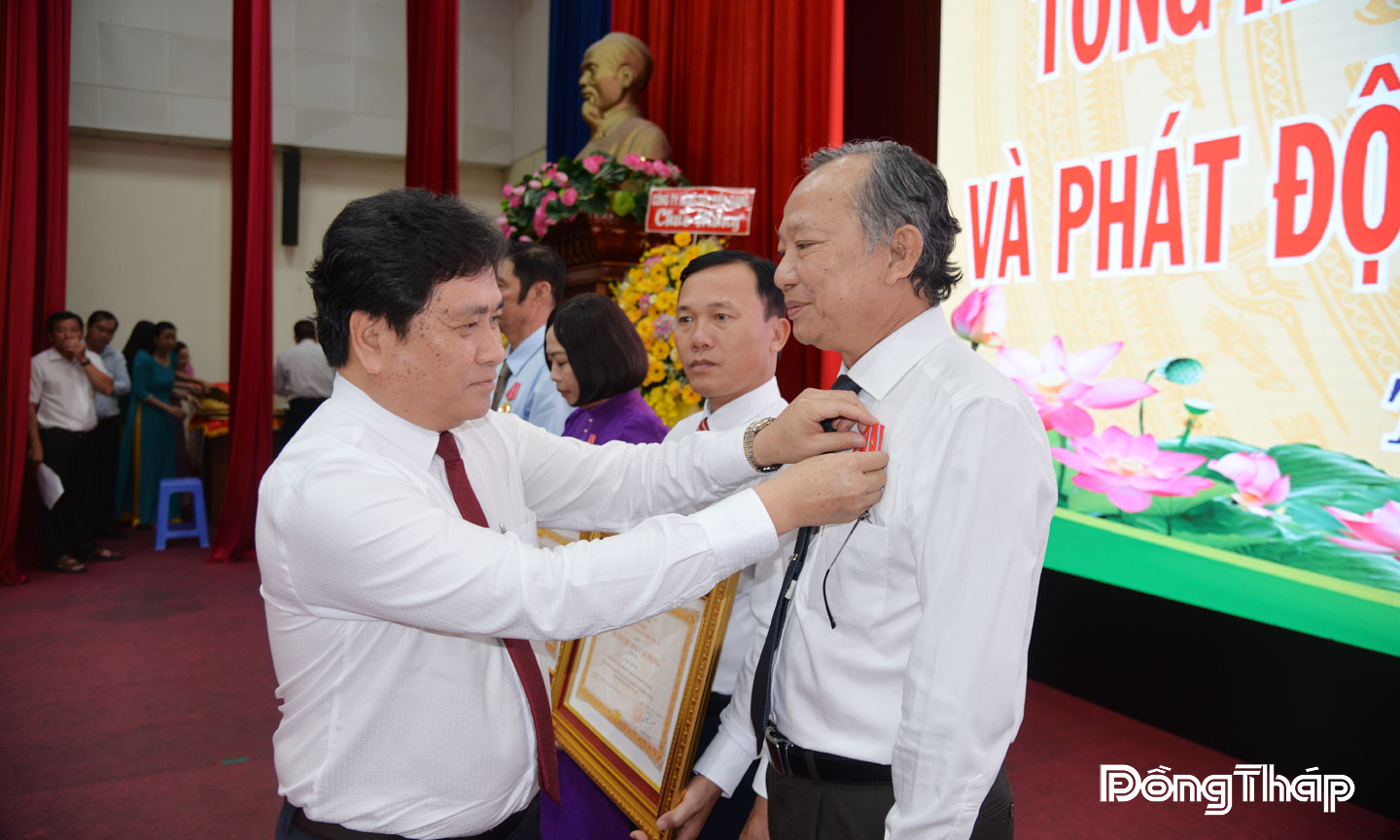 Ông Nguyễn Tuấn Phong vinh dự nhận Huân chương Lao động hạng Ba. 