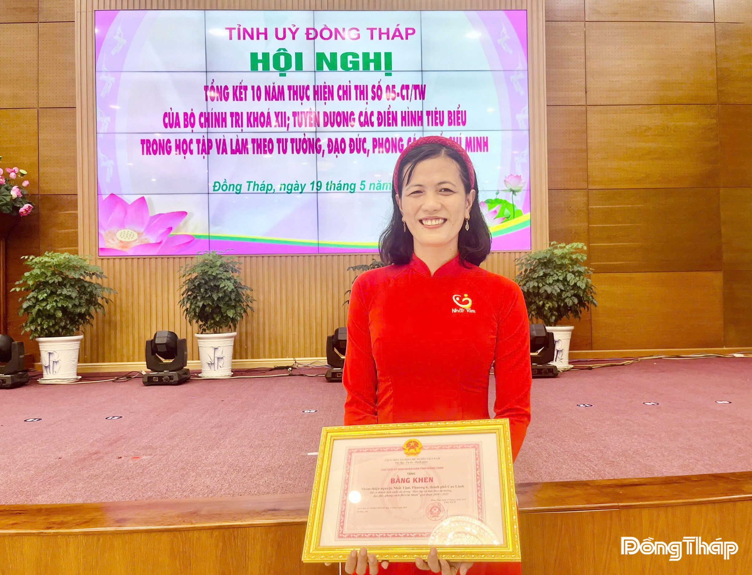 Trưởng nhóm Nhóm thiện nguyện Nhất Tâm Nguyễn Thị Minh Tâm đại diện tập thể nhận  Bằng khen của Chủ tịch Ủy ban nhân dân tỉnh Đồng Tháp về thành tích xuất sắc trong 10 năm học tập và làm theo tư tưởng, đạo đức,  phong cách Hồ Chí Minh giai đoạn 2016 - 2025.