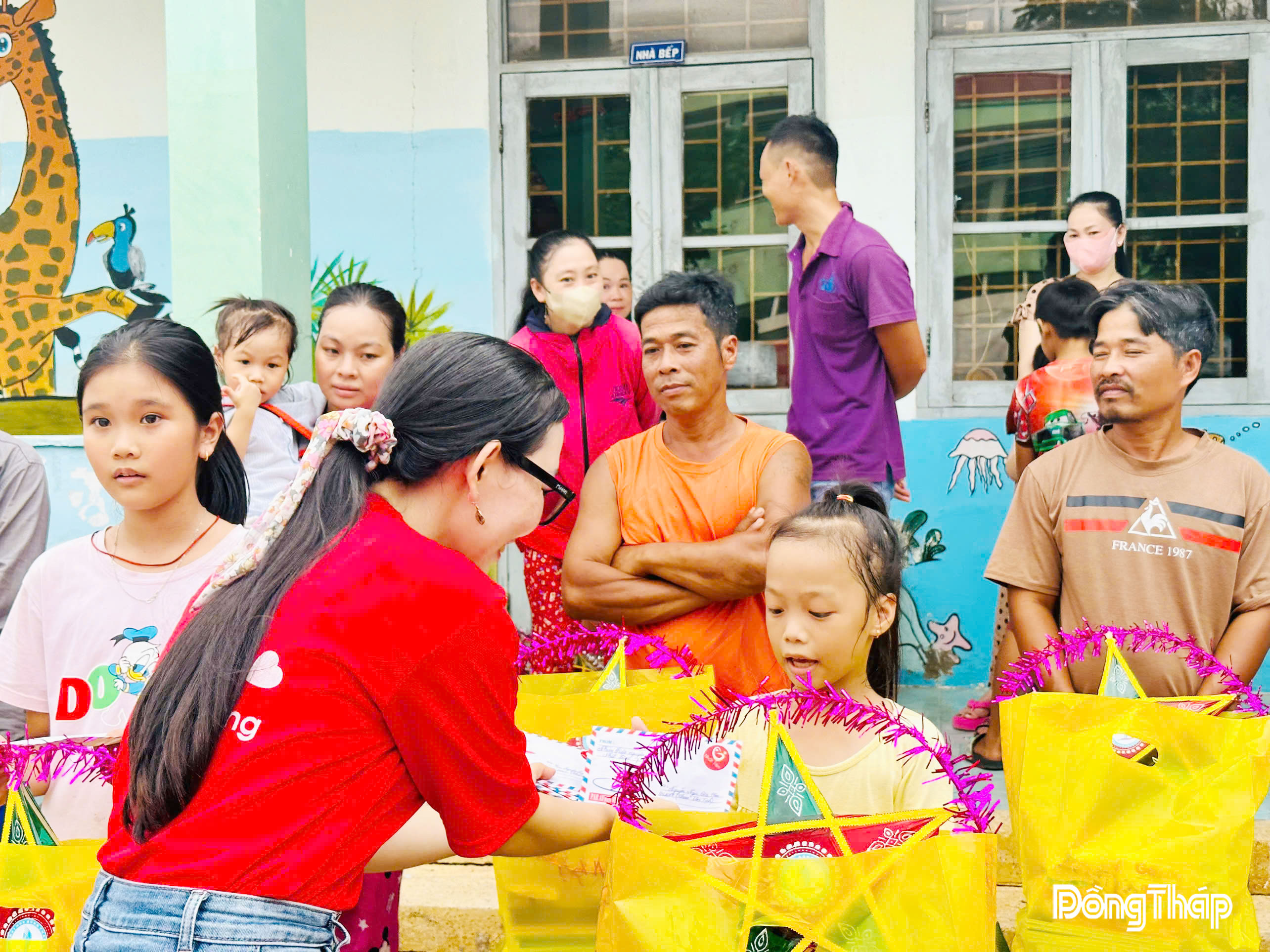 Đại diện Nhóm thiện nguyện Nhất Tâm tặng quà trung thu cho trẻ em tại phường Cao Lãnh  (tỉnh Đồng Tháp) vào tháng 10-2025.