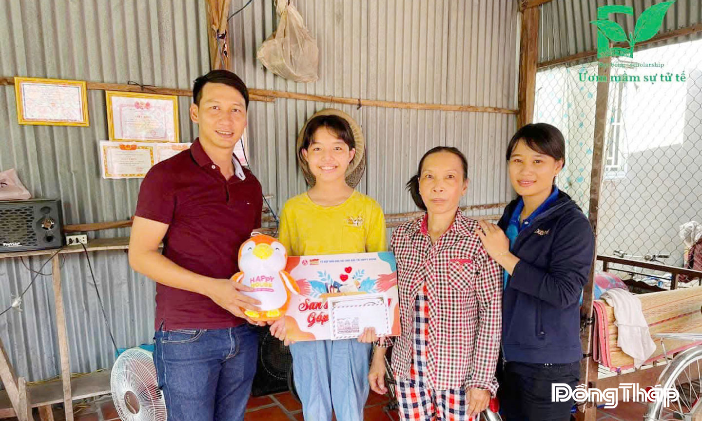 Thành viên Nhóm thiện nguyện Nhất Tâm đến nhà thăm và trao học bổng cho học sinh có hoàn cảnh khó khăn.