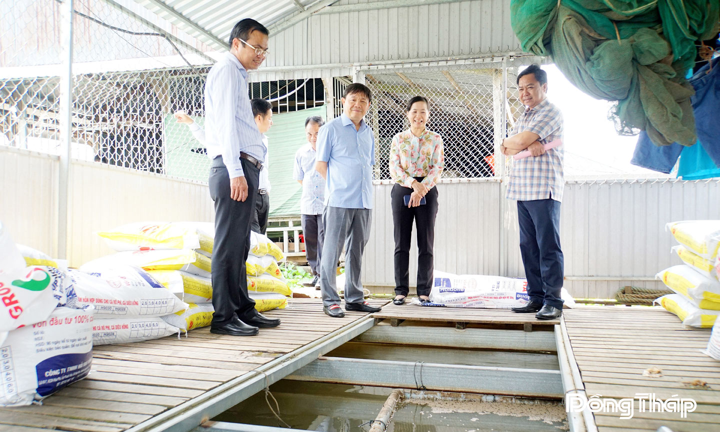 Đoàn công tác của đồng chí Phan Văn Thắng, Phó Bí thư Tỉnh ủy, Chủ tịch Ủy ban Mặt trận Tổ quốc Việt Nam tỉnh Đồng Tháp đến thăm, tìm hiểu hoạt động của Hội quán nông dân.                                                                                                Ảnh: MỸ NHÂN