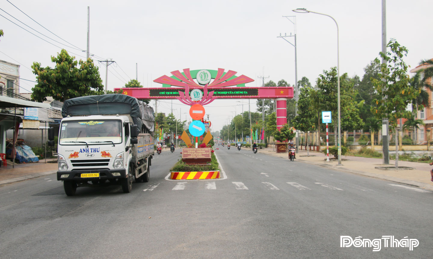 Trong định hướng, xã Tân Hồng tập trung phát huy các thế mạnh sẵn có trong giao thông nhằm phát triển giao thương, lưu thông hàng hóa. 