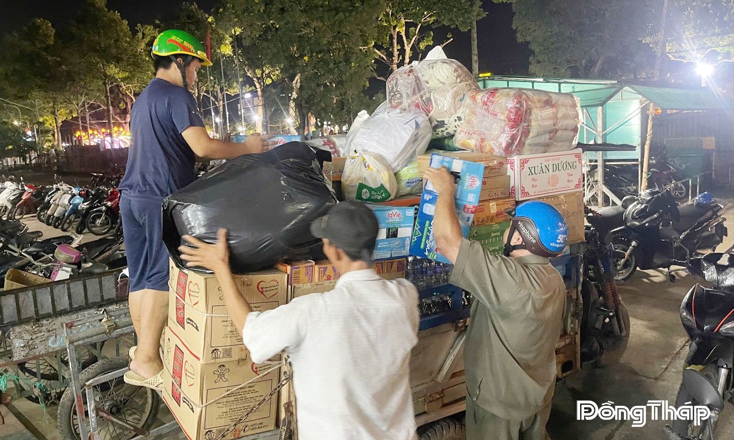 Tỉnh Đồng Tháp tổ chức nhiều chuyến hàng cứu trợ đến các tỉnh Nghệ An và Thái Nguyên.