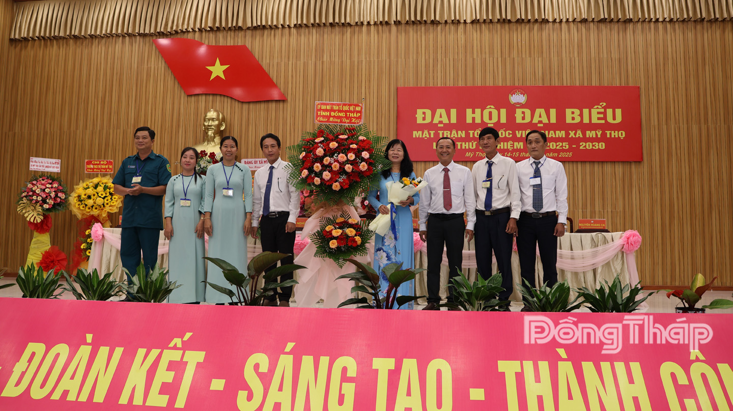 Đồng chí Huỳnh Thị Tuyết Vui, Tỉnh uỷ viên, Phó Chủ tịch Ủy Ban MTTQ Việt Nam Tỉnh, Chủ tịch Liên Đoàn Lao động Tỉnh tặng hoa chúc mừng Đại hội.