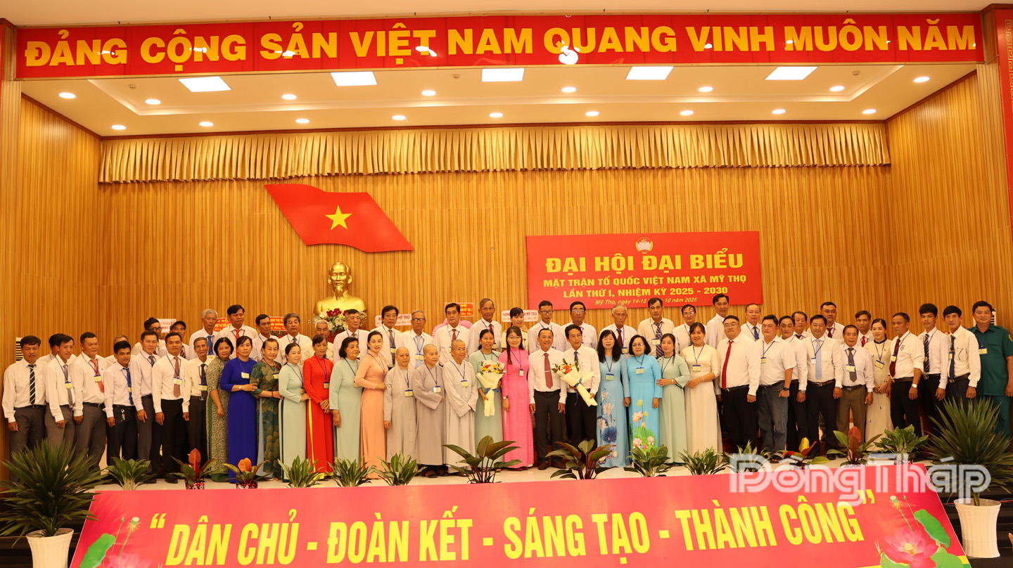 59 vị Uỷ viên Uỷ ban MTTQ Việt Nam xã Mỹ Thọ, nhiệm kỳ 2025 – 2030 ra mắt Đại hội và chụp ảnh lưu niệm.