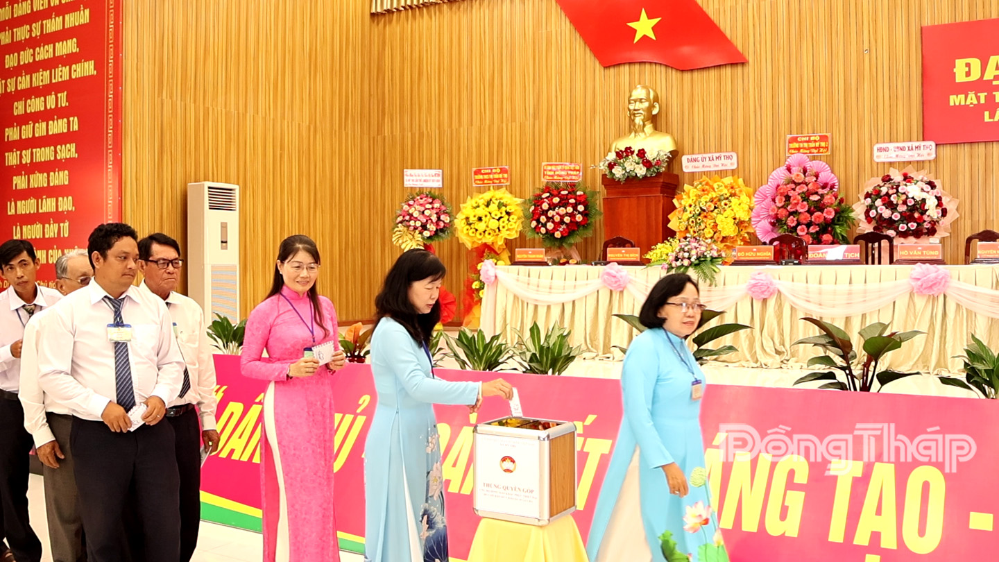 Khách dự và đại biểu tham gia quyên góp, ủng hộ đồng bào khắc phục thiệt hại do bão lũ gây ra.