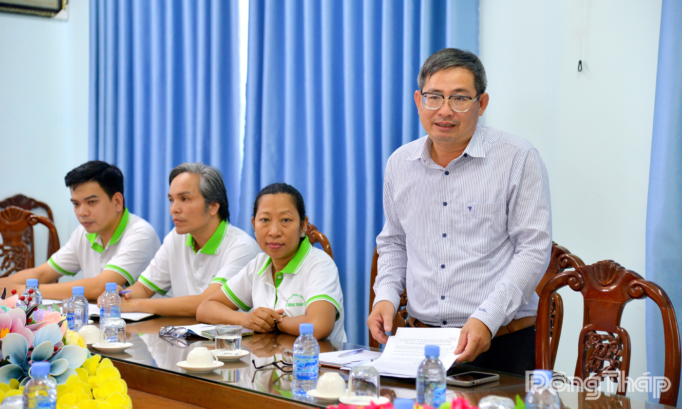 Phó Tổng Biên tập Báo và phát thanh, truyền hình Đồng Tháp Nguyễn Duy Phúc Huy phát biểu tại buổi làm việc với xã Châu Thành.