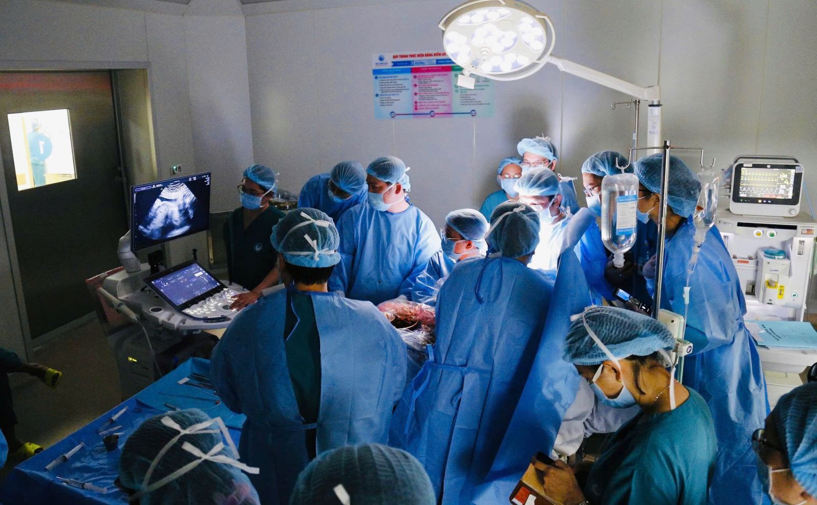 Êkíp bác sĩ Bệnh viện Từ Dũ và Bệnh viện Nhi Đồng 1 phối hợp thực hiện ca thông tim can thiệp cho thai nhi bị hẹp van động mạch phổi nặng. Ảnh: BV