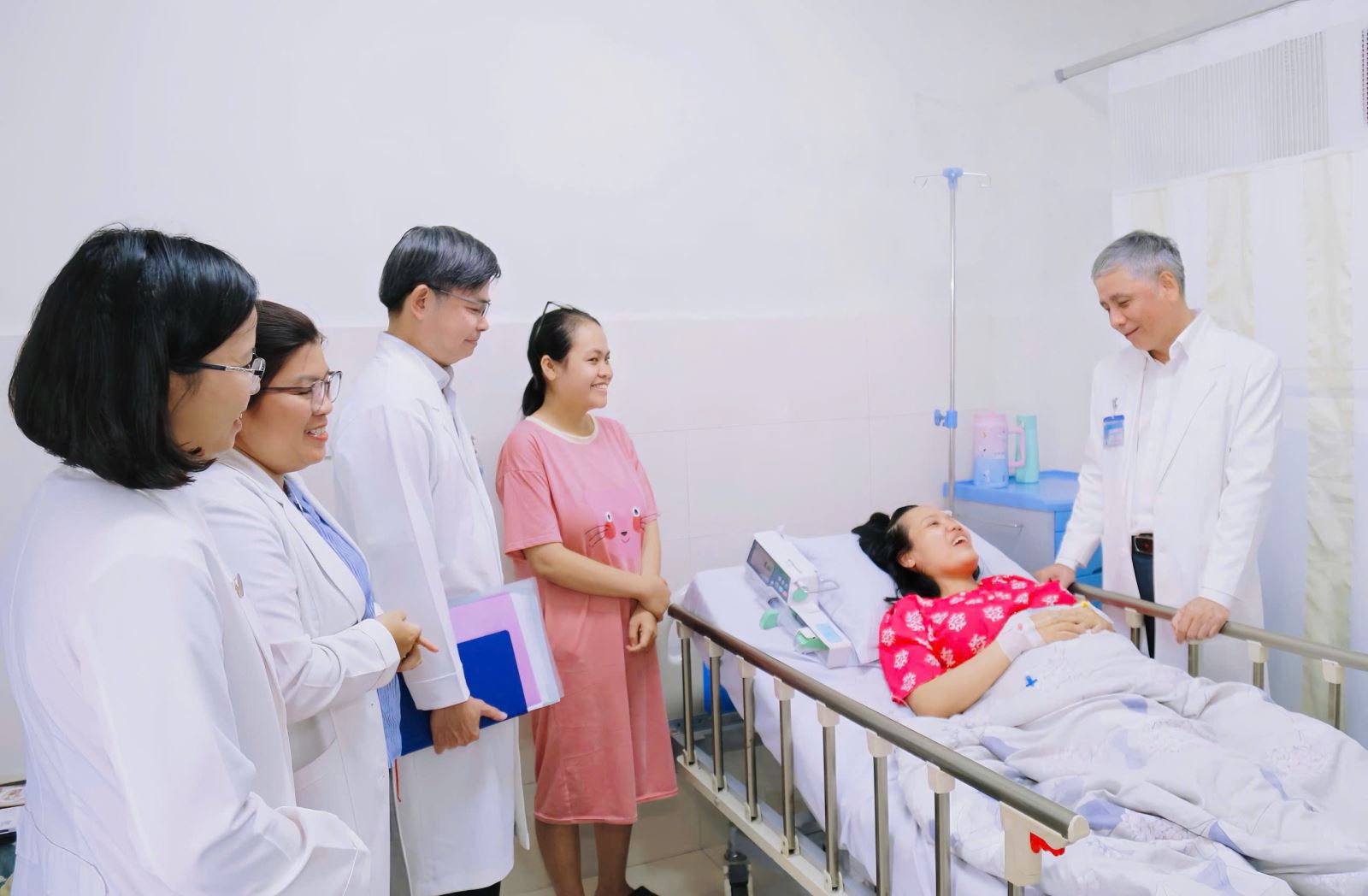 Sau 24 giờ can thiệp, tình trạng sản phụ ổn định, tinh thần phấn khởi khi biết thai nhi có tim thai tốt, không ghi nhận dấu hiệu gò tử cung hay đau bụng bất thường. Ảnh: BV