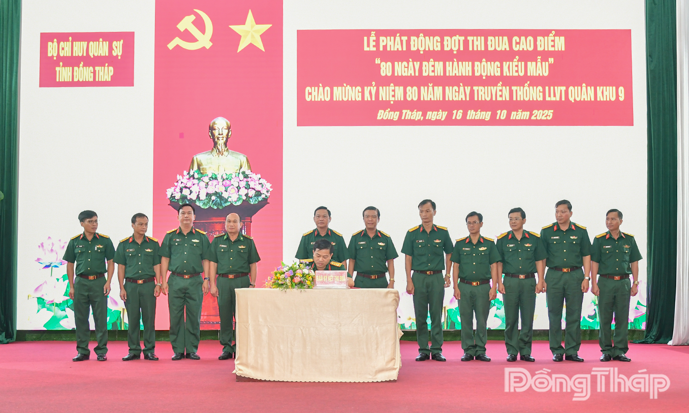 Thủ trưởng Bộ CHQS tỉnh chứng kiến và ghi nhận giao ước thi đua của các cơ quan, đơn vị trong LLVT tỉnh.