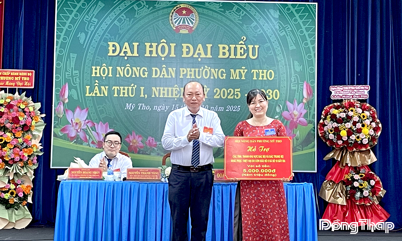 Hội Nông dân phường Mỹ Tho trao biểu trưng cho MTTQ phường Mỹ Tho do cán bộ, hội viên đóng góp để ủng hộ đồng bào bị thiệt hại do cơn bão số 9, 10 gây ra.