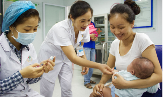Để phòng chống dịch bệnh, Bộ Y tế đề nghị ngành y tế các tỉnh, thành phố chú trọng truyền thông về việc đưa trẻ đi tiêm chủng đúng lịch, vận động người dân chủ động tiêm vắc xin...