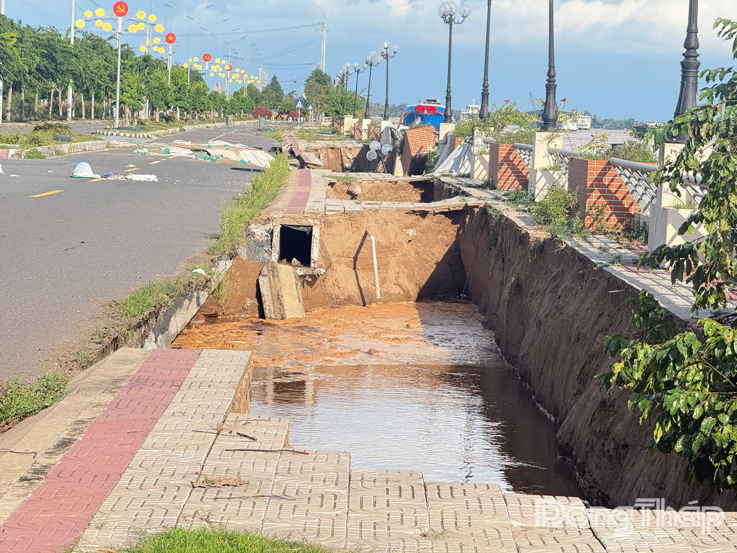 Hiện trường vụ sạt lở kè Thường Thới Tiền ngày 16-10.