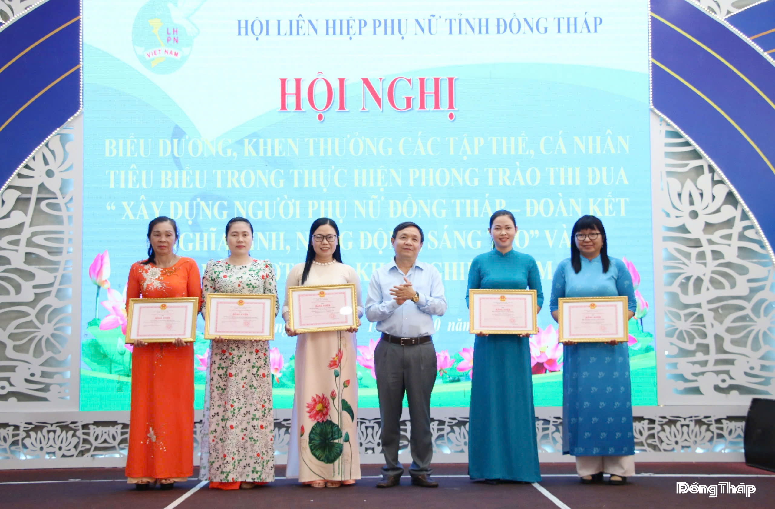 Phó Bí thư Tỉnh ủy, Chủ tịch Ủy ban Mặt trận Tổ quốc Việt Nam tỉnh Phan Văn Thắng trao Bằng khen cho các tập thể xuất sắc trong Phong trào thi đua. 