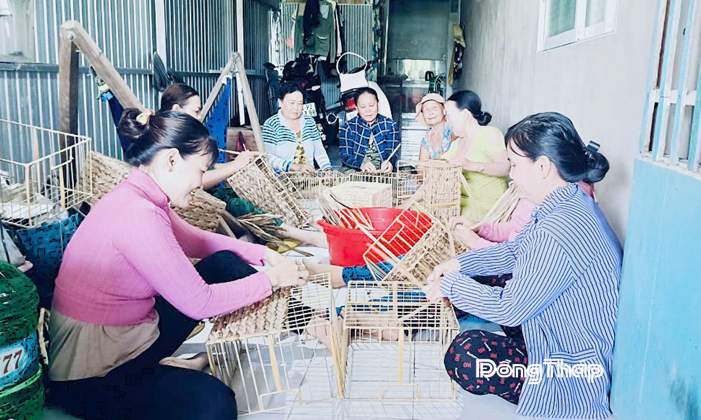 Tổ hợp tác đan lục bình phường Mỹ Trà tạo việc làm, thu nhập cho nhiều  hội viên, phụ nữ.