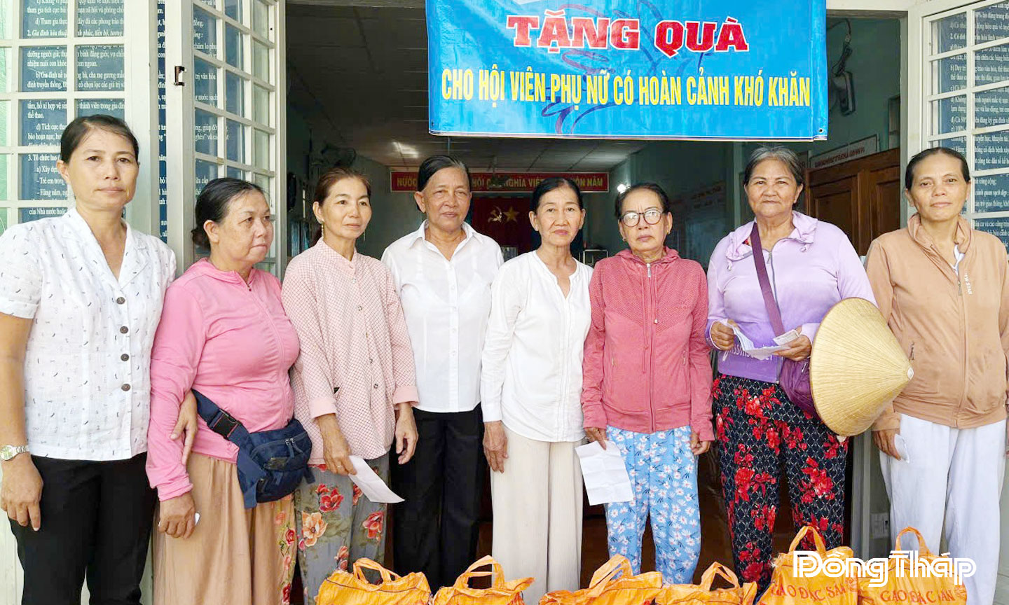 Hội Liên hiệp Phụ nữ phường Gò Công trao quà cho hội viên có hoàn cảnh khó khăn tại địa bàn. 