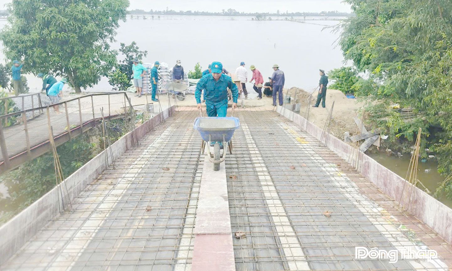 Cán bộ, đảng viên, người dân xã Trường Xuân tích cực góp công tham gia xây dựng, sửa chữa cầu, đường giao thông, góp phần hoàn thiện hệ thống giao thông ở xã.