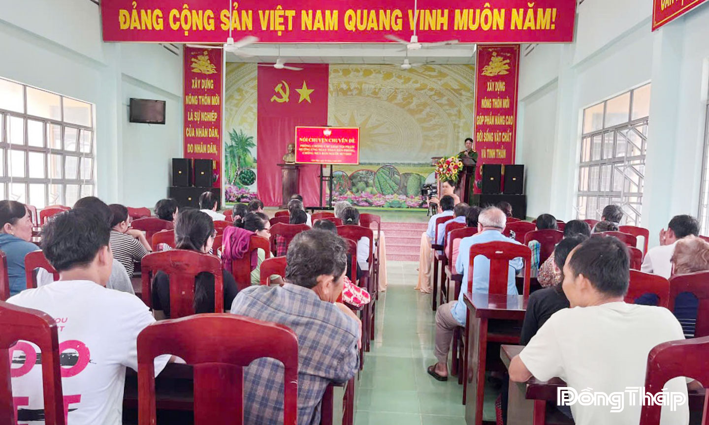 Người dân xã Vĩnh Hựu dự buổi tuyên truyền phòng, chống tội phạm mua bán người.