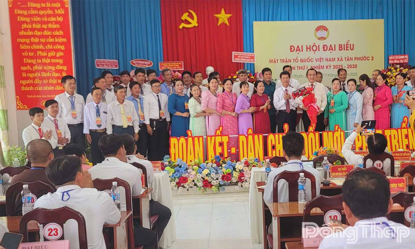 Ủy viên Ủy ban Mặt trận Tổ quốc Việt Nam xã Tân Phước 2 nhiệm kỳ 2025 - 2030 ra mắt tại Đại hội.