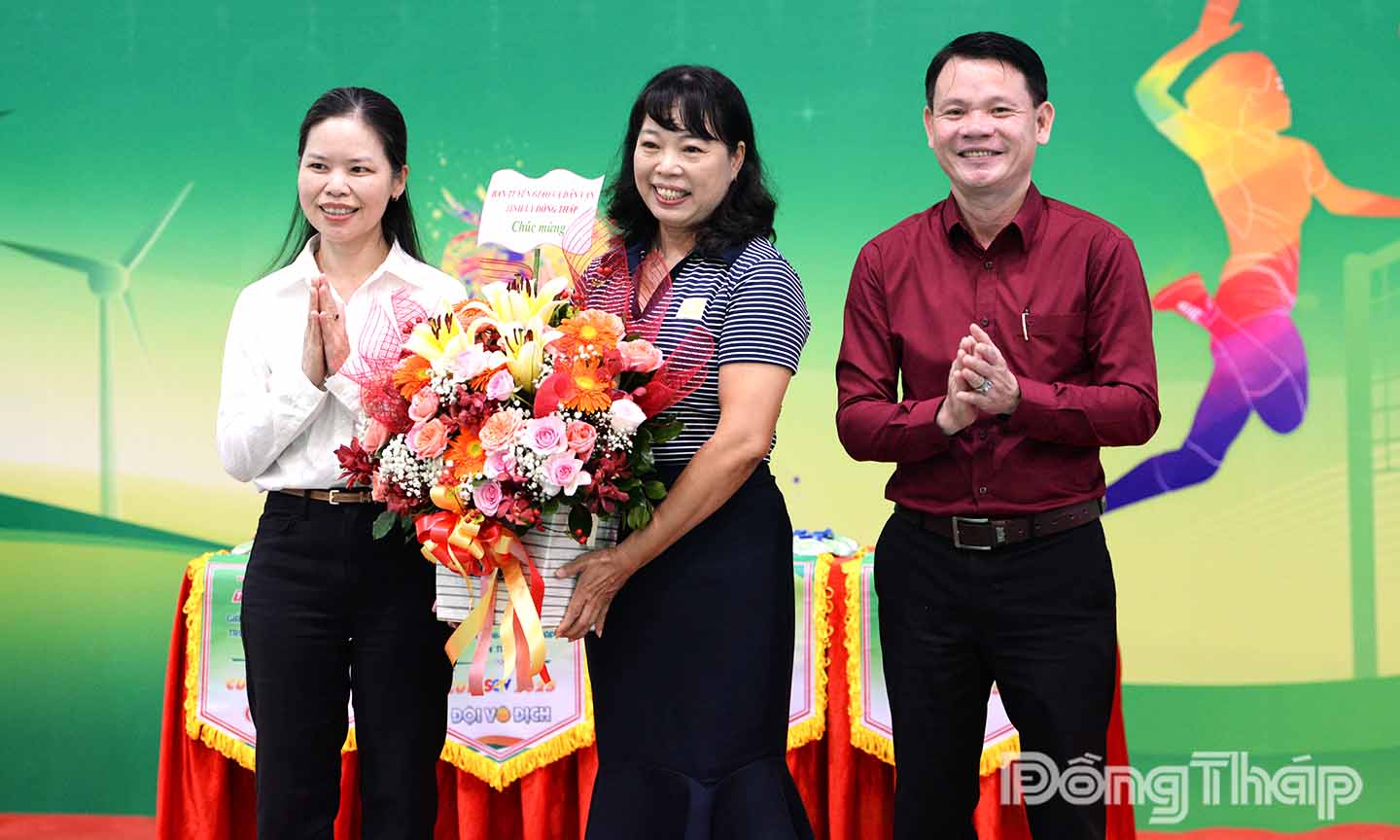 Đồng chí Phạm Thế Vinh (bìa phải) tặng hoa chúc mừng Báo và phát thanh, truyền hình Đồng Tháp.