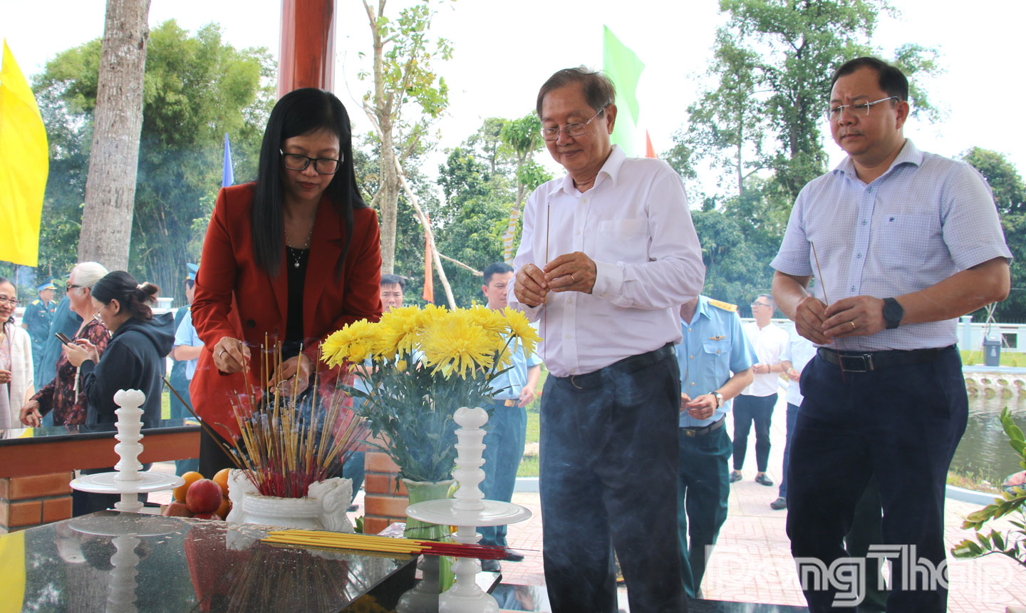 Các đại biểu dâng hương tưởng nhớ Anh hùng lực lượng vũ trang Nhân dân Nguyễn Văn Bảy.