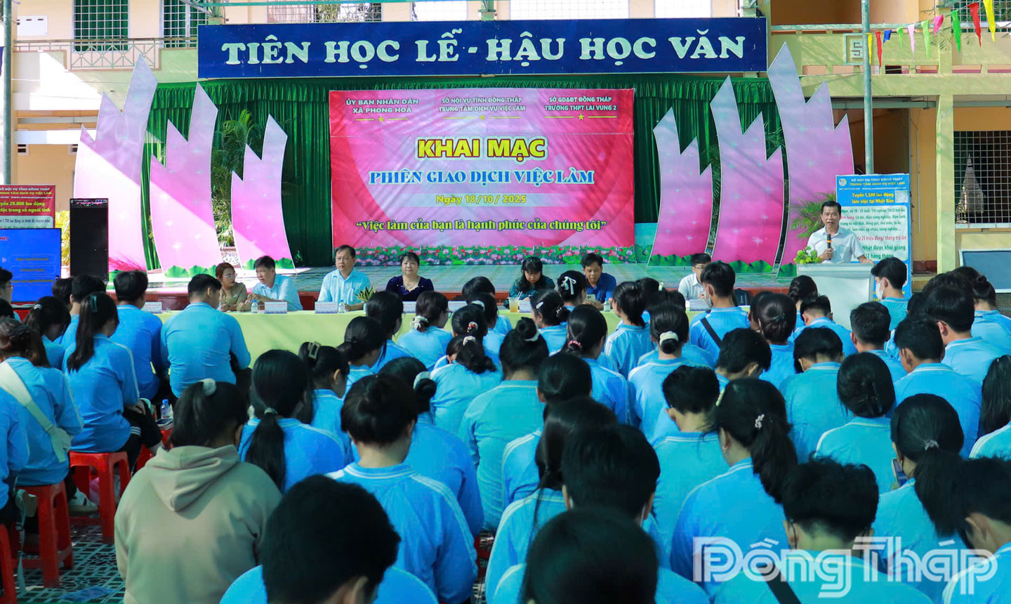 Quang cảnh phiên giao dịch việc làm.