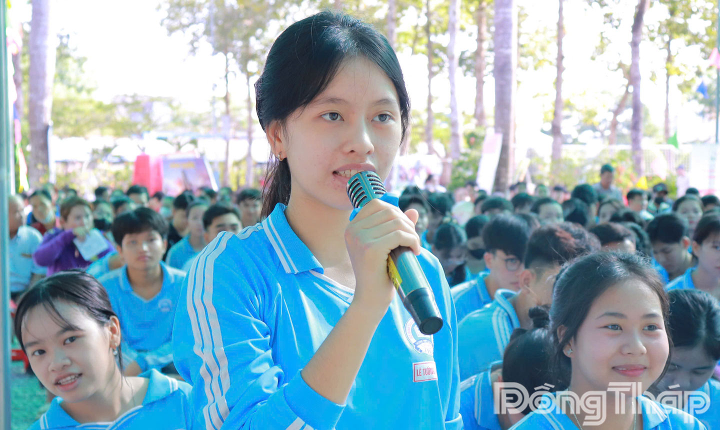 Các em học sinh trường THPT Lai Vung 2 tham gia phát biểu tại phiên giao dịch việc làm.