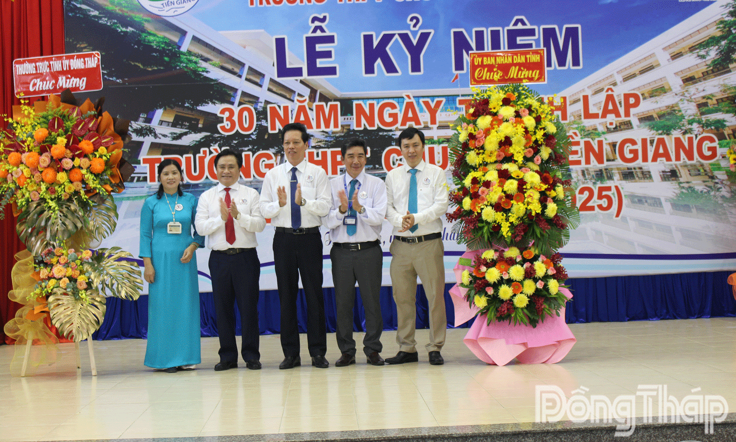 Đồng chí Trần Văn Dũng và đồng chí Nguyễn Thành Diệu tặng hoa chúc mừng của Tỉnh ủy, UBND tỉnh Đồng Tháp cho nhà trường. 