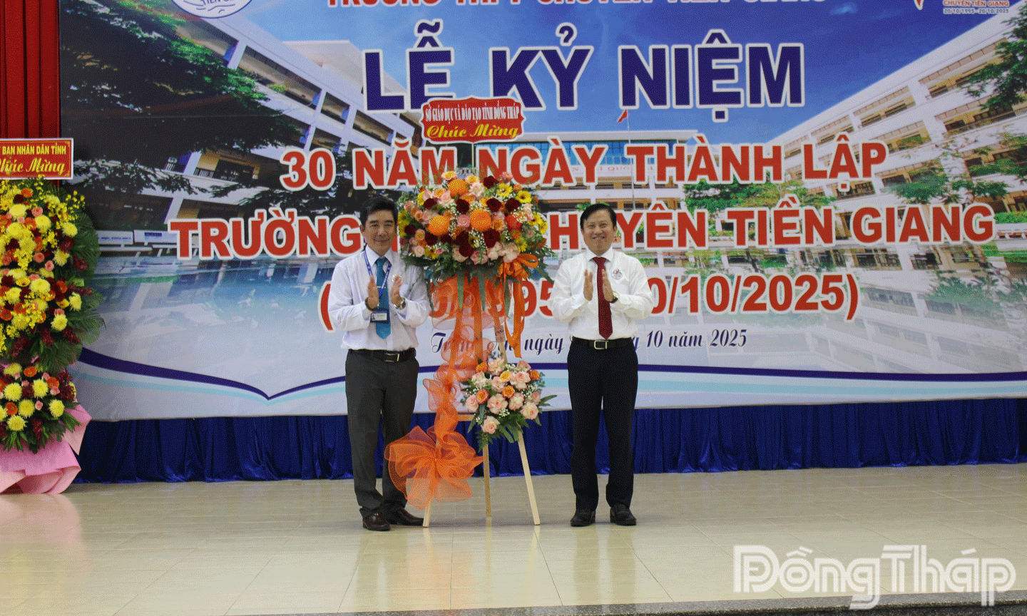 Giám đốc Sở Giáo dục và Đào tạo tỉnh Đồng Tháp Lê Quang Trí tặng hoa chúc mừng lễ kỷ niệm 30 năm thành lập trường. 