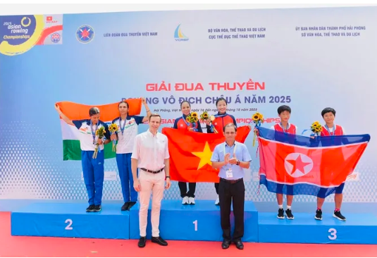 Hai tuyển thủ Dư Thị Bông và Hà Thị Vui giành HCV nội dung thuyền đôi nữ hạng nhẹ. Ảnh: HẢI ĐƯỜNG