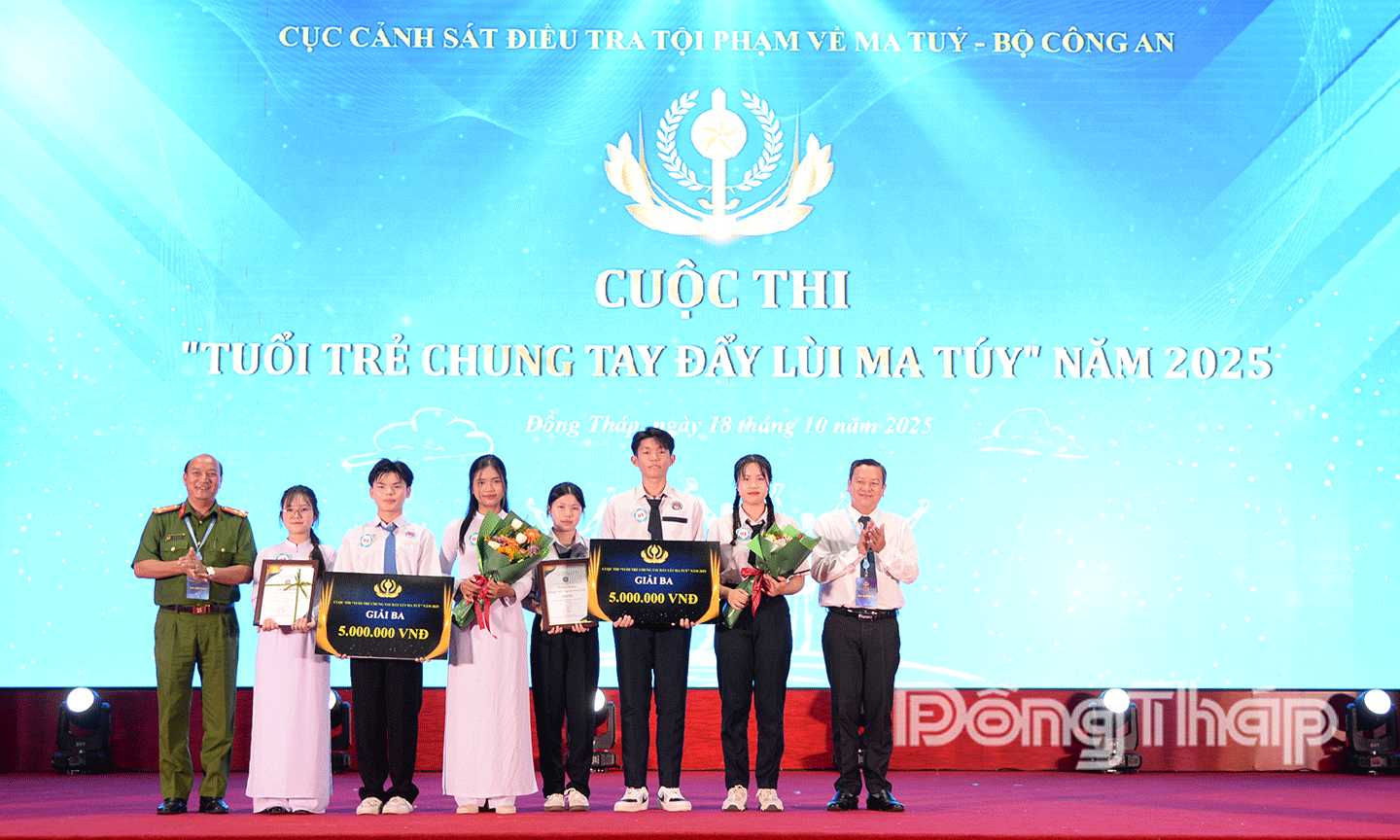 Ban tổ chức trao giải Nhất, Nhì, Ba cho các đội