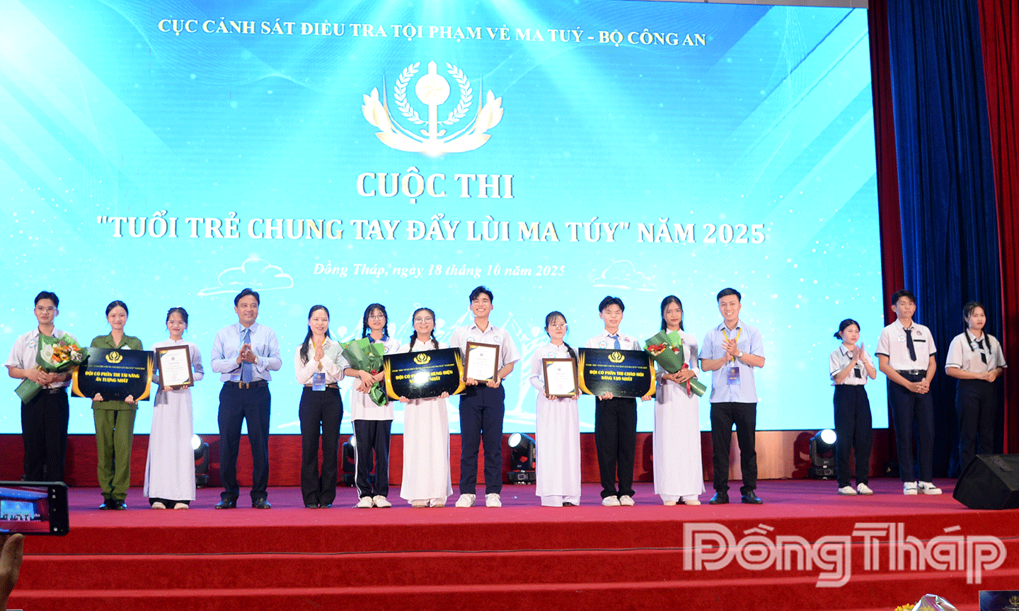 Ban tổ chức còn trao 3 giải chuyên đề cho các đội. 