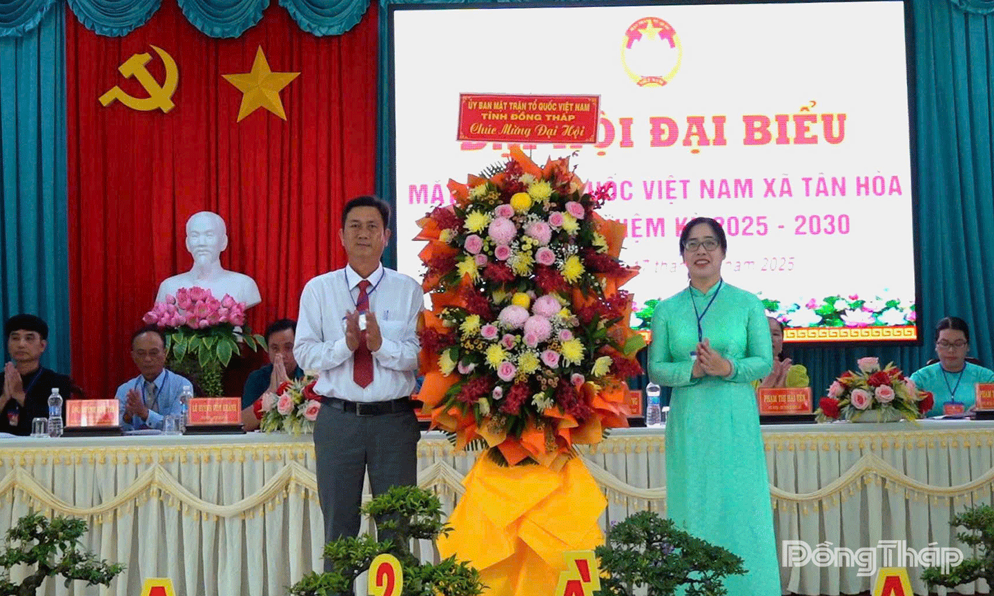 đồng chí Nguyễn Thị Hồng Phượng, Tỉnh ủy viên, Phó Chủ tịch Ủy ban MTTQ Việt Nam, Chủ tịch Hội Nông dân tỉnh Đồng Tháp.