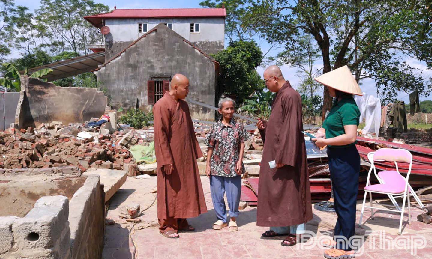 Hỗ trợ tiền xây lại nhà.
