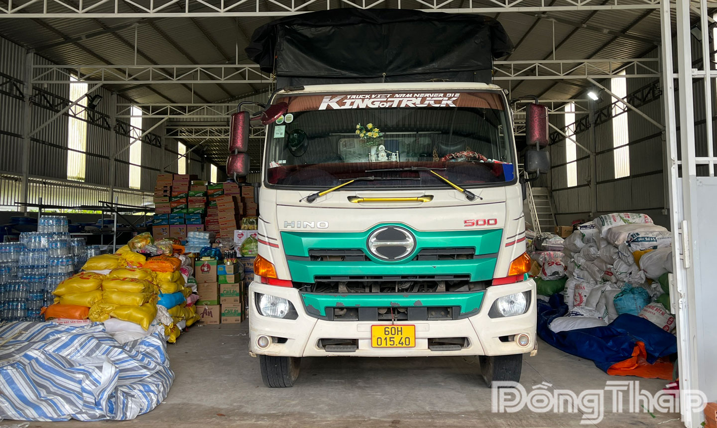 Xe vận chuyển hàng hóa sẵn sàng mang nhu yếu phẩm đến với đồng bào lũ lụt miền Bắc.