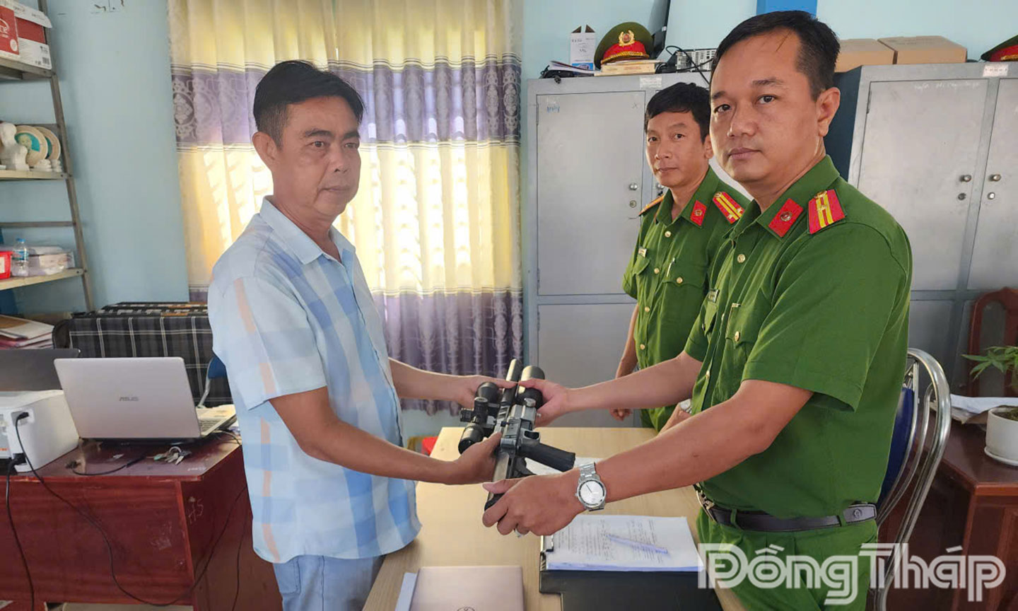 Công an xã hoan nghêng tinh thần giao nộp súng của anh Thắng.