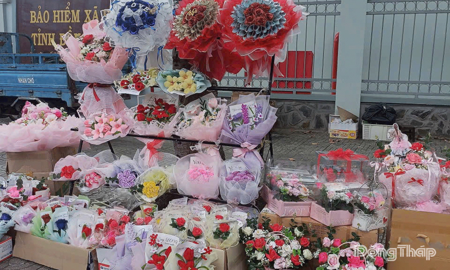 Đa dạng mẫu mã hoa sáp, bày bán trên các tuyến đường dịp lễ 20-10