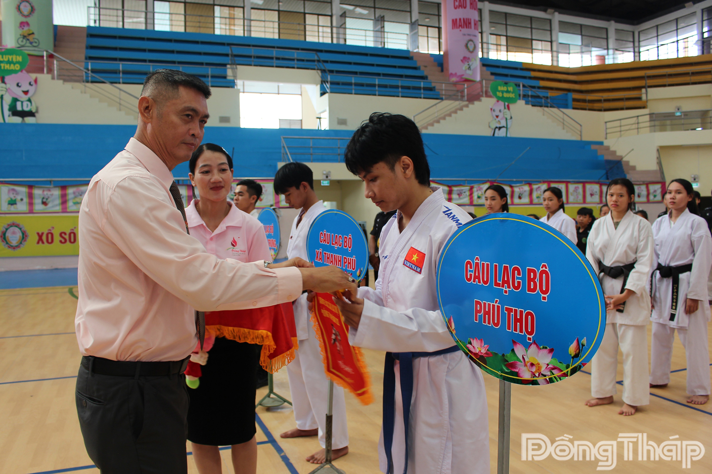 Ban Tổ chức tặng Cờ lưu niệm cho đại diện các Câu lạc bộ Karate.