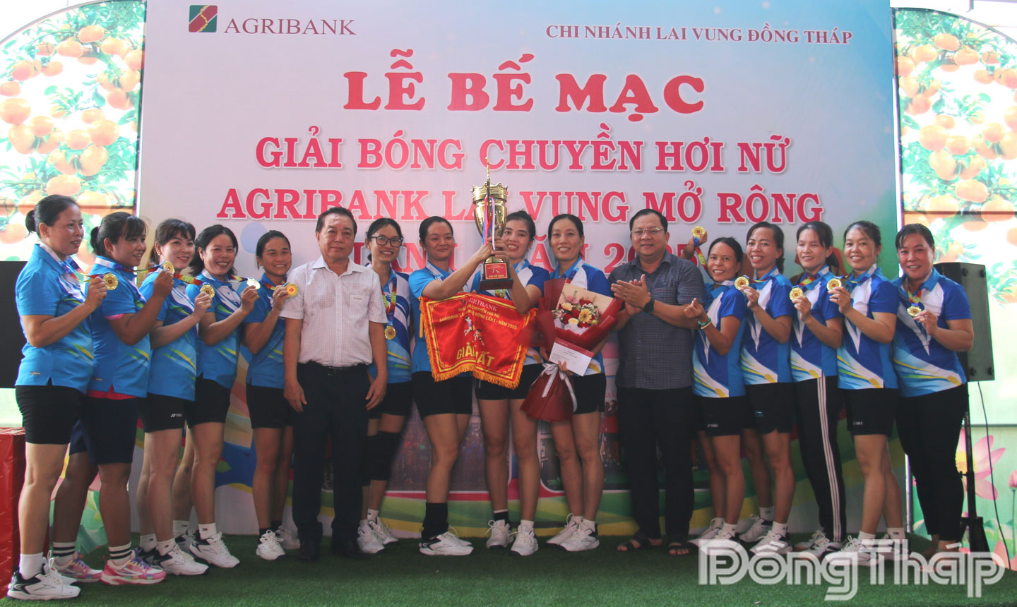 Ban Tổ chức trao giải Nhất cho đội Cụm trường Thị trấn Lai Vung.