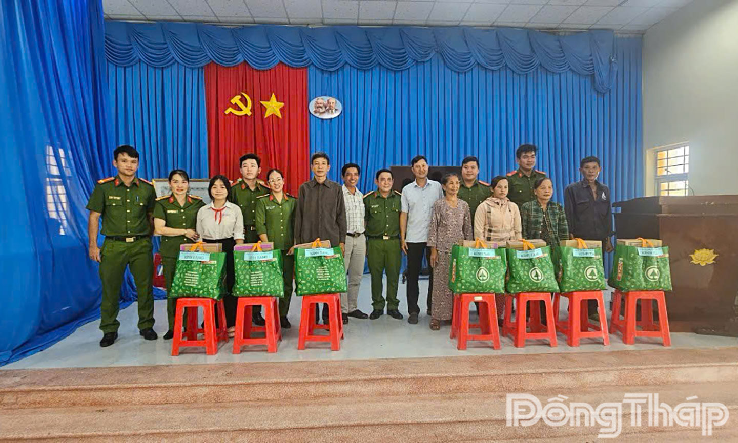 Tặng quà cho gia đình khó khăn - Ảnh: Sỹ Vỳ.