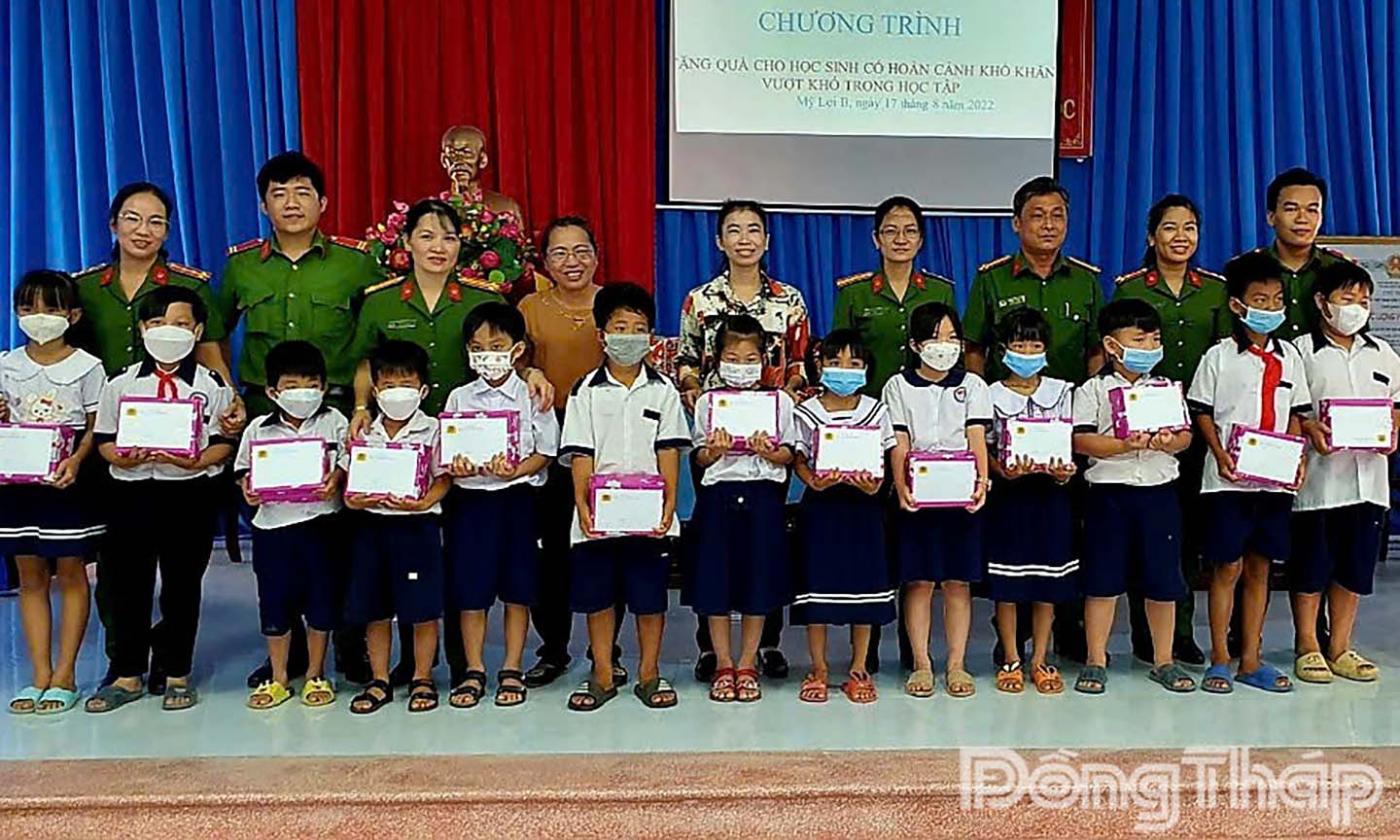 Tặng quà cho gia đình khó khăn - Ảnh: Sỹ Vỳ.