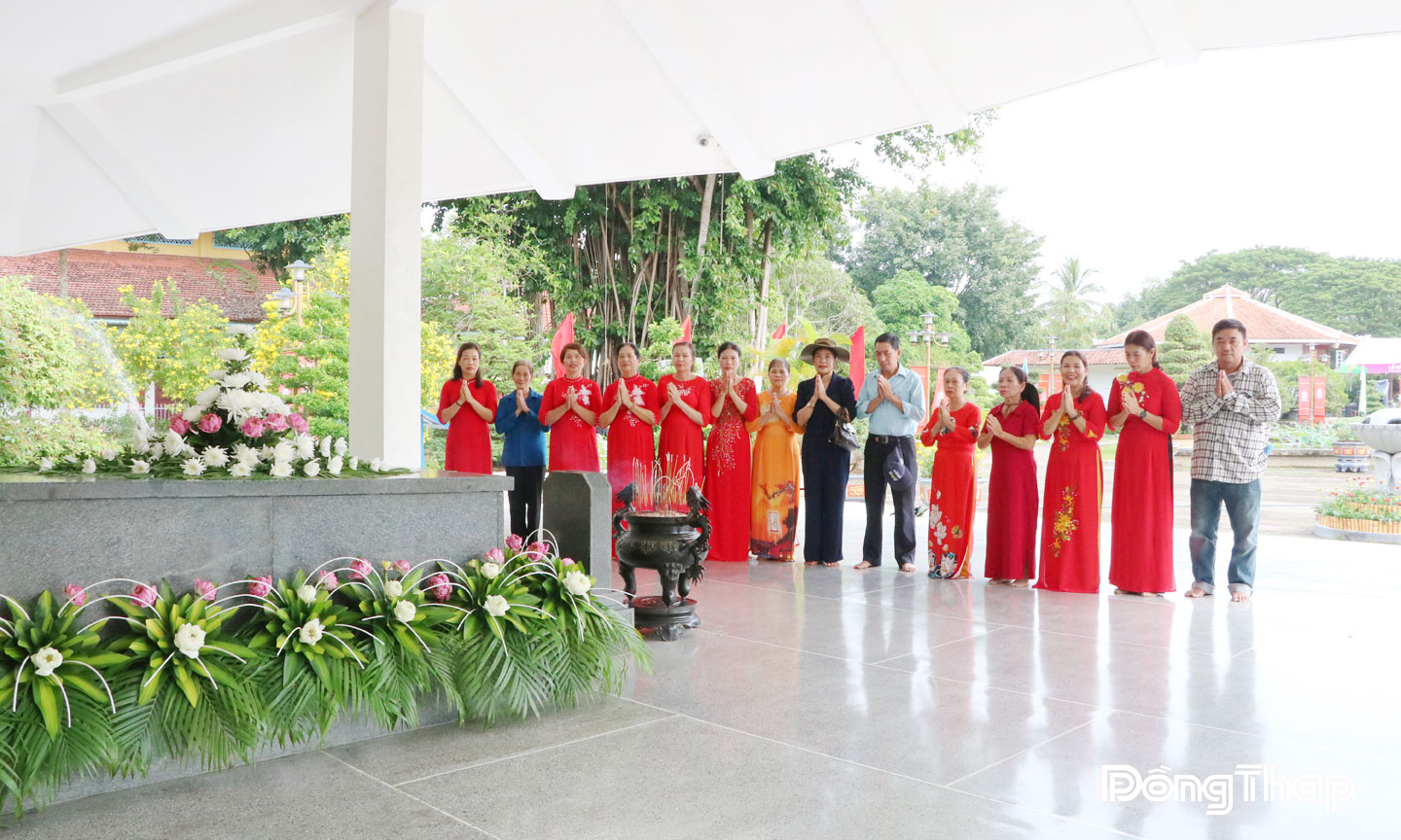 Người dân đến viếng mộ Cụ Phó bảng Nguyễn Sinh Sắc.                                                                          Ảnh: M.X