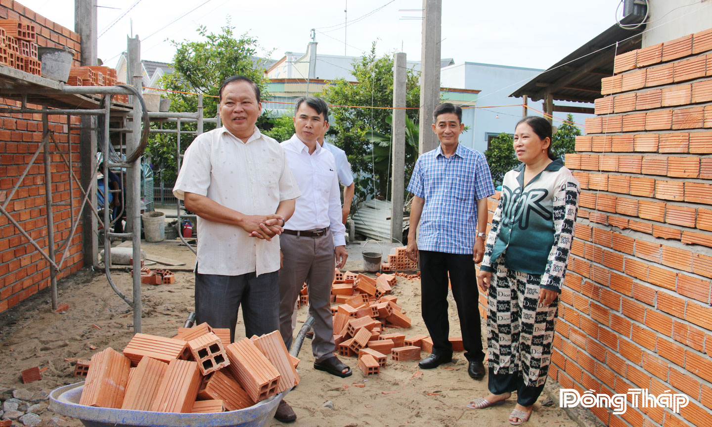 Ông Huỳnh Phú Quán, Tổ phó Tổ Cất nhà tình thương số 2 Định Yên (bìa trái) ngày ngày ra công trình khảo sát, góp sức cùng thành viên xây dựng nhà  cho người nghèo. 