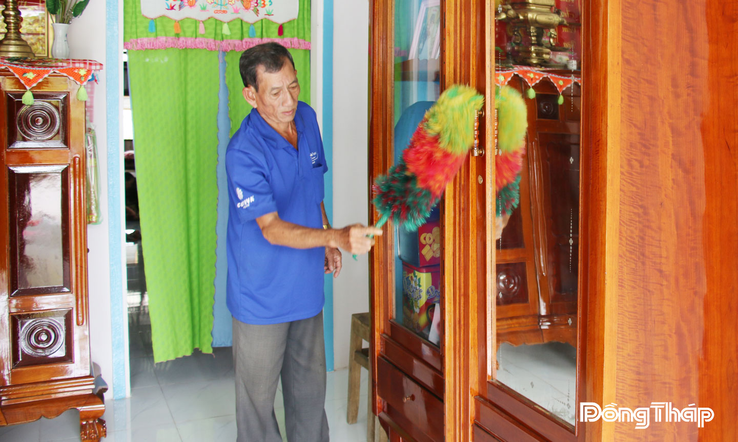 Ông Lê Văn Tiếp (xã Lai Vung) phấn khởi khi được hỗ trợ căn nhà mới khang trang. 