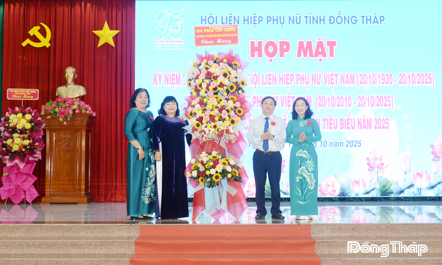 Phụ nữ Đồng Tháp vững bước trong kỷ nguyên mới Phó Bí thư Tỉnh ủy, Chủ tịch Ủy ban Mặt trận Tổ quốc Việt Nam tỉnh Đồng Tháp Phan Văn Thắng tặng hoa chúc mừng kỷ niệm 95 năm thành lập Hội Liên hiệp Phụ nữ Việt Nam.